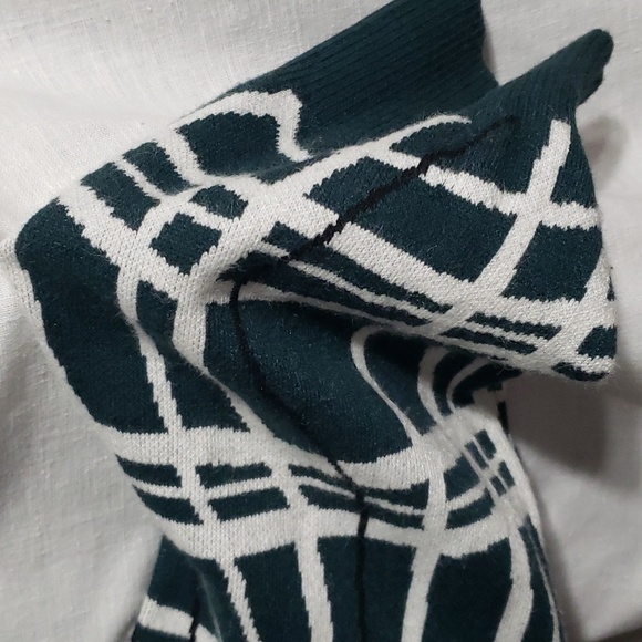 BCBGeneration. NWT. Green & White; Long Sleeves; Buttons; Crop; Sweater..Size L. - Picture 3 of 16